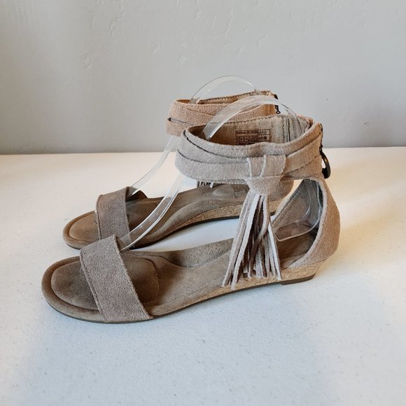 Koolaburra Wedge "EUC" - Picture 4 of 14